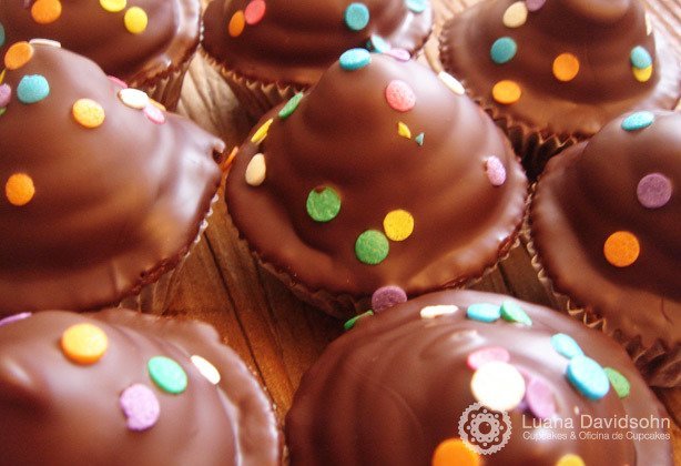 Cupcake Marshmallow Coberto Confetes | Confeitaria da Luana