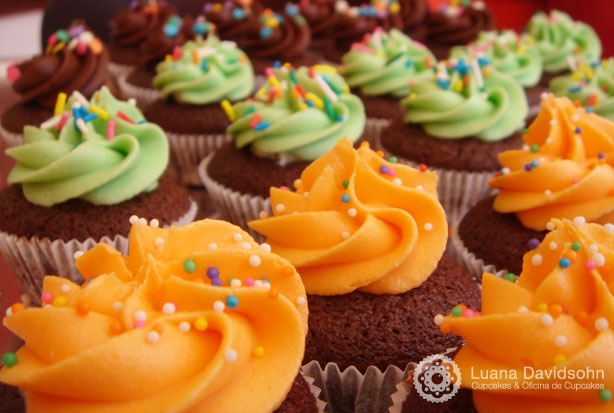 Cupcake de chocolate colorido | Confeitaria da Luana