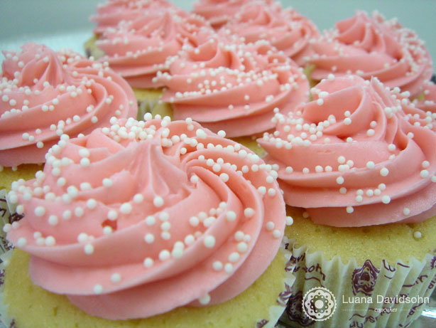 Cupcake com cobertura rosa | Confeitaria da Luana