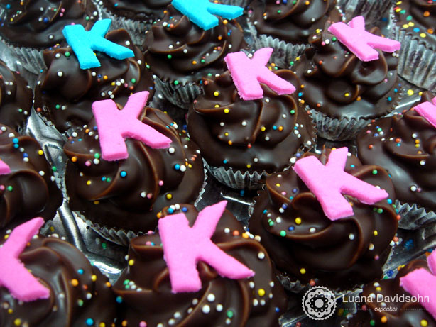 Cupcakes com Letrinhas Azul e Rosa | Confeitaria da Luana