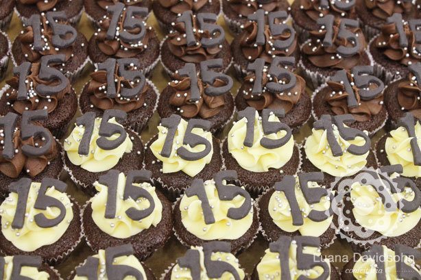 Cupcake Debutante Preto e Prata | Confeitaria da Luana