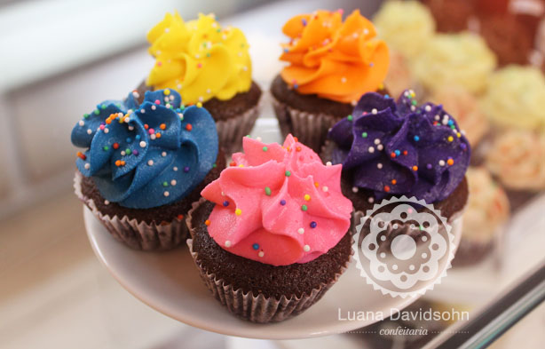 Cupcakes Coloridos | Confeitaria da Luana