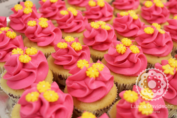 Flores amarelas em pink | Confeitaria da Luana