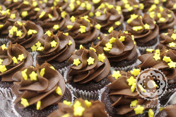 Chocolate e Estrelinhas Amarelas | Confeitaria da Luana