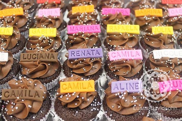 Cupcakes com Nomes Coloridos | Confeitaria da Luana