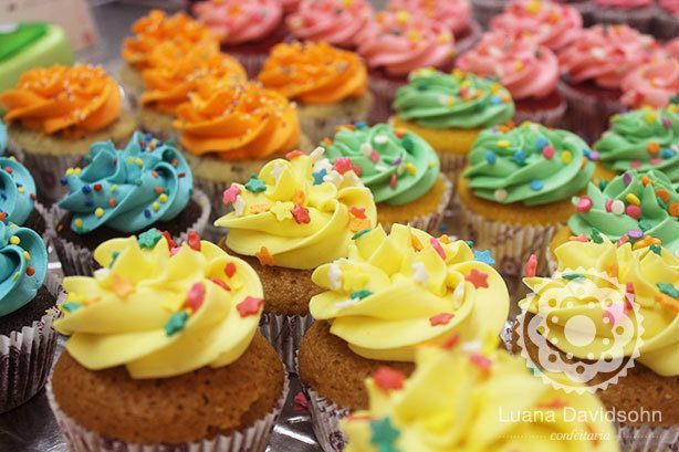 Cupcake com Cobertura Colorida | Confeitaria da Luana