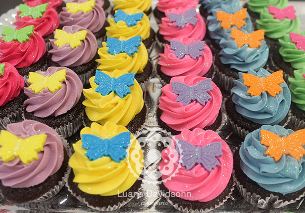 Cupcakes coloridos com borboletas | Confeitaria da Luana