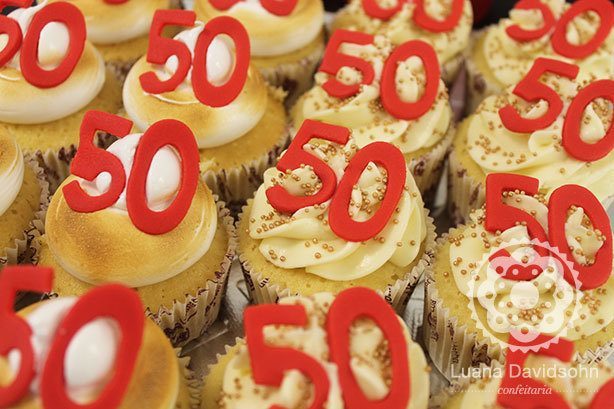Cupcake 50 anos vermelho e branco