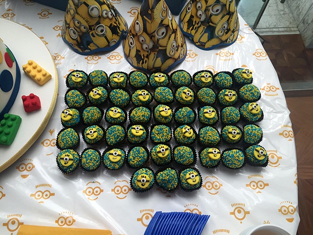 Minion mesa brigadeiros