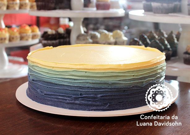 Bolo degradê Azul e Branco | Confeitaria da Luana