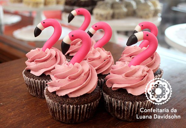 bolo e cupcake de flamingo