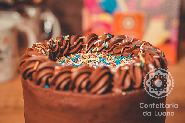 Bolo arco-íris meio amargo | Confeitaria da Luana